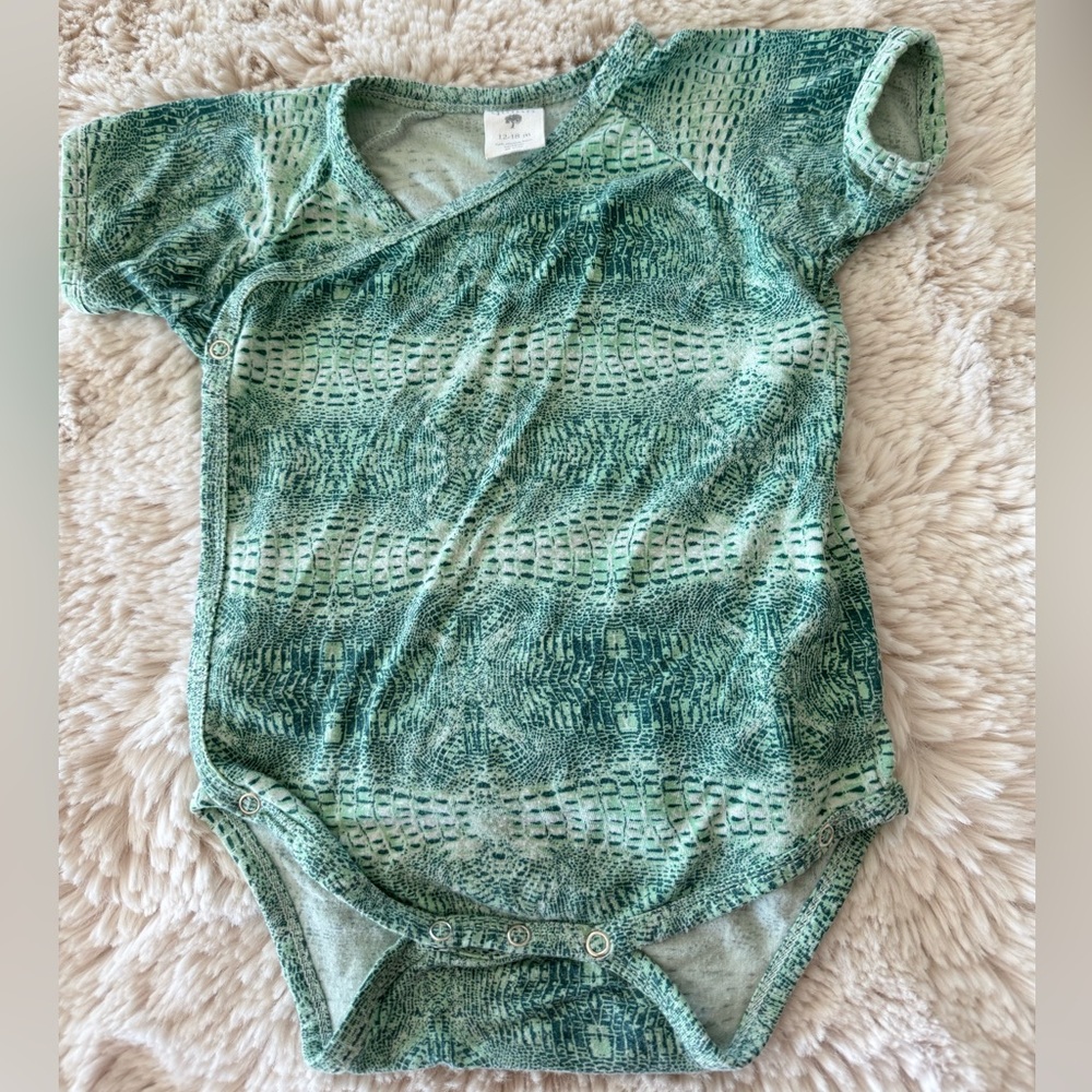 Kate Quinn Bamboo Short Sleeve Green Reptile Print Wrap Snap Onesie 12-18mos